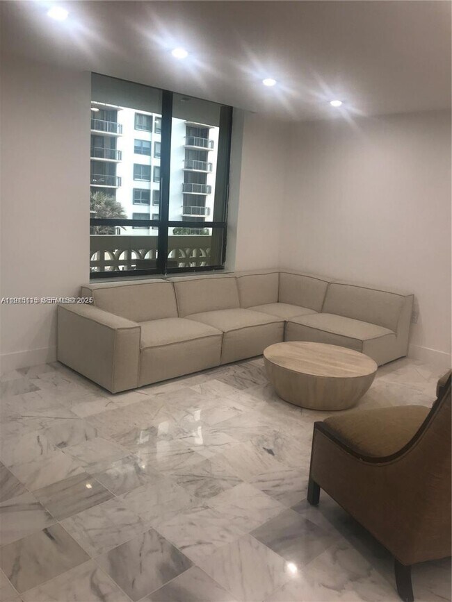 10185 Collins Ave Unidad 516