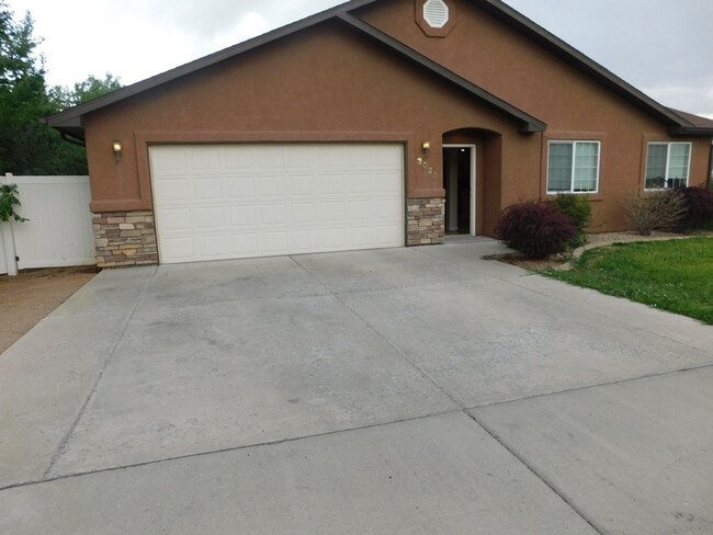 Building Photo - 3 Bed/2 Bath in Pearpark