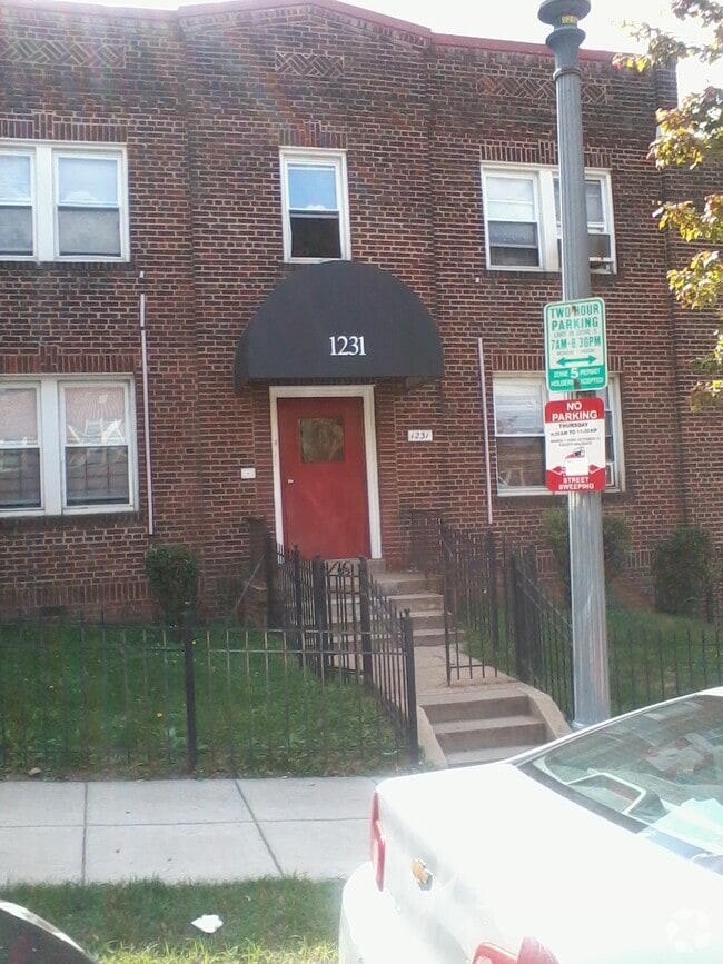 Building Photo - 1231 Holbrook Ter NE Unit Apartment #2
