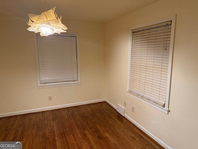 Photo - 2022 Woodbine Terrace NE