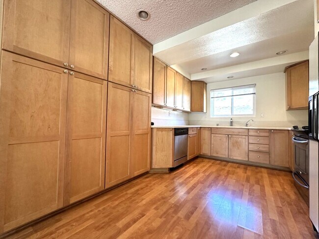 Building Photo - Mission Valley 3 BR 2 BA Condo w/ Parking ...