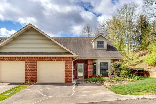 Building Photo - 103 Pinewood Dr