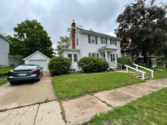 Photo - 2209 Iowa St