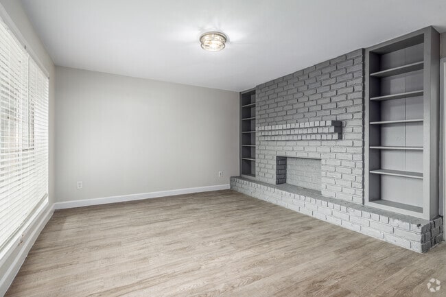 1BR, 1BA - 650SF - Living Room - Rose Garden Apartments