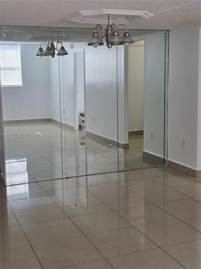 Photo - 4675 W 18th Ct Unidad 606