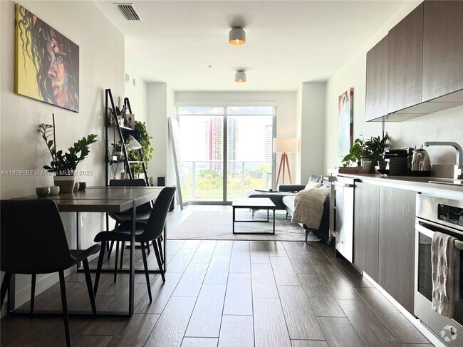 Building Photo - 1600 SW 1st Ave Unit 813 Rental