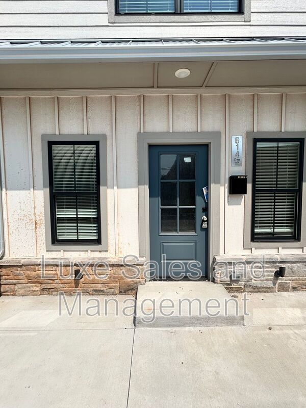 Photo - 614 W 2nd St