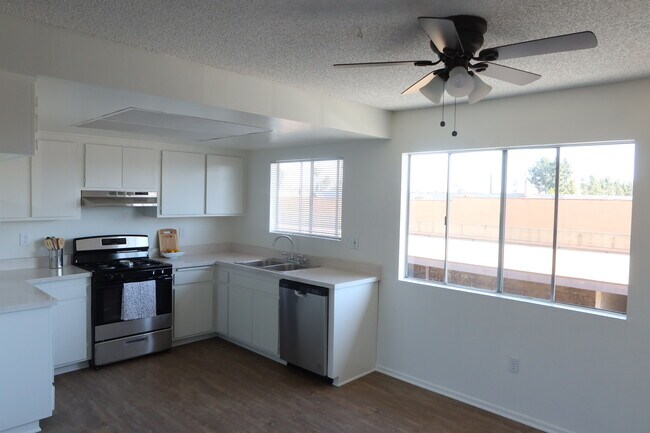 Photo - 10441 Knott Ave Unidad 1 Bedroom