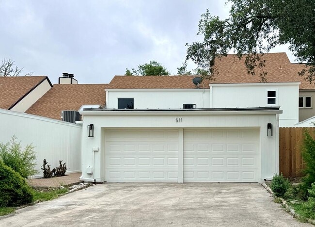 Building Photo - 511 Fairway Dr