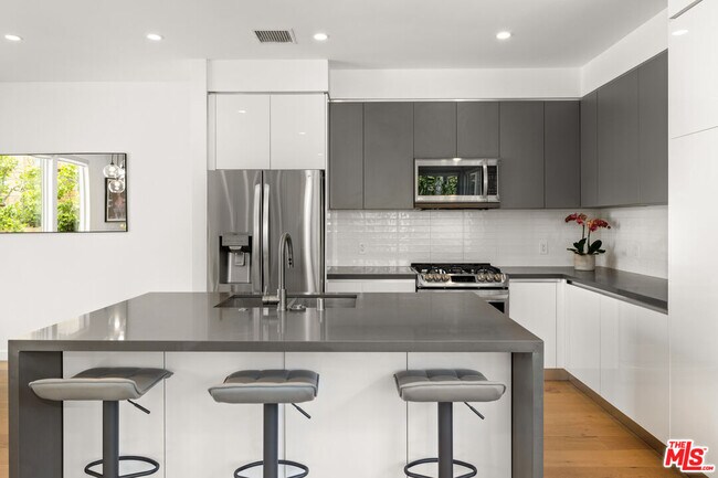 Photo - 1228 N Sycamore Ave