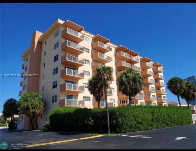Building Photo - 2200 E Hallandale Beach Blvd Unit 702 Rental