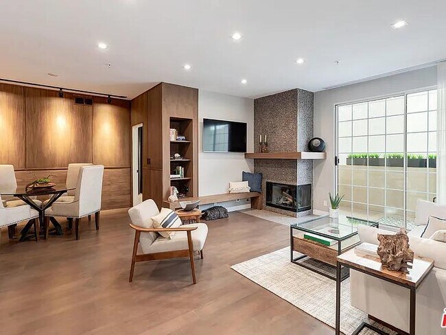 Photo - 930 N Doheny Dr