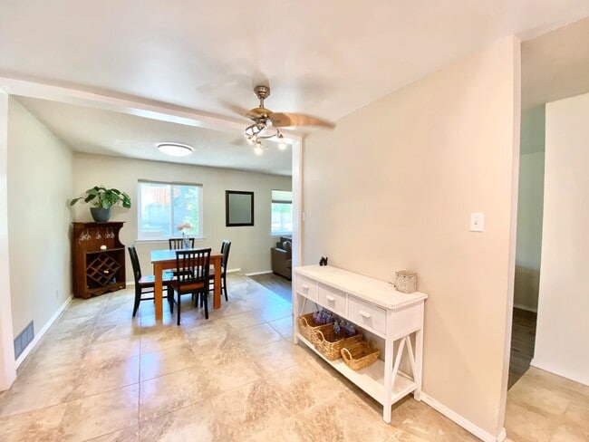 Photo - 3508 Yosemite Dr NE