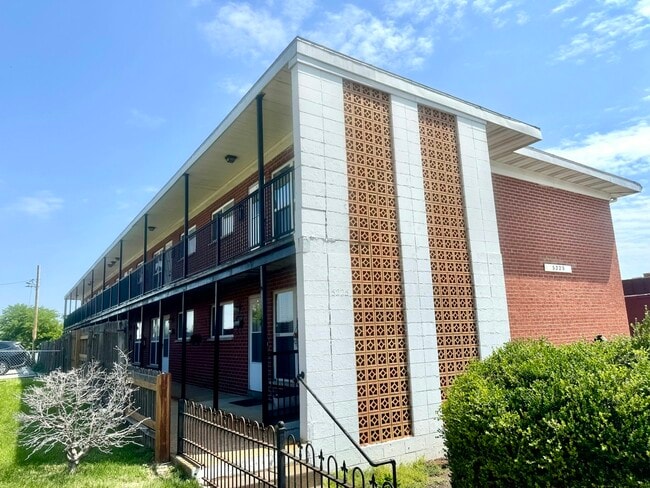 Building Photo - 5225 Southwest Ave Unit 105