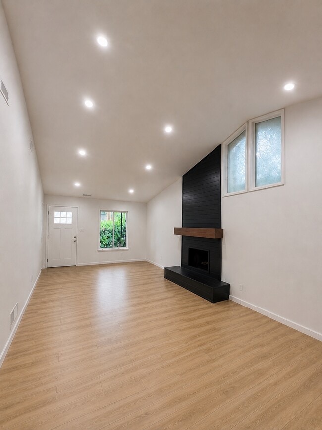 Photo - 2112 Valley Oaks Dr SE