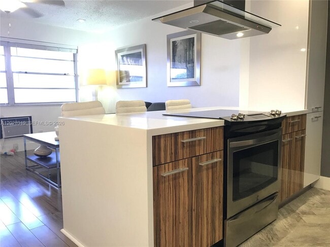 Photo - 2915 Plunkett St Unit 10D