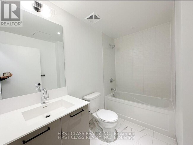 Photo - 20 Lagerfeld Dr