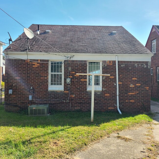 Building Photo - 3 Bedroom 1  Welcome Section 8