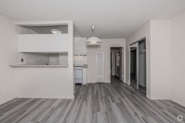 1BR, 1BA - 700 SF