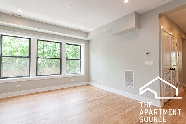 Photo - 2457 W Logan Blvd Unidad 1