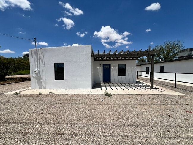 Building Photo - Charming Country Side House