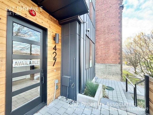 Building Photo - 427 19th Ave E