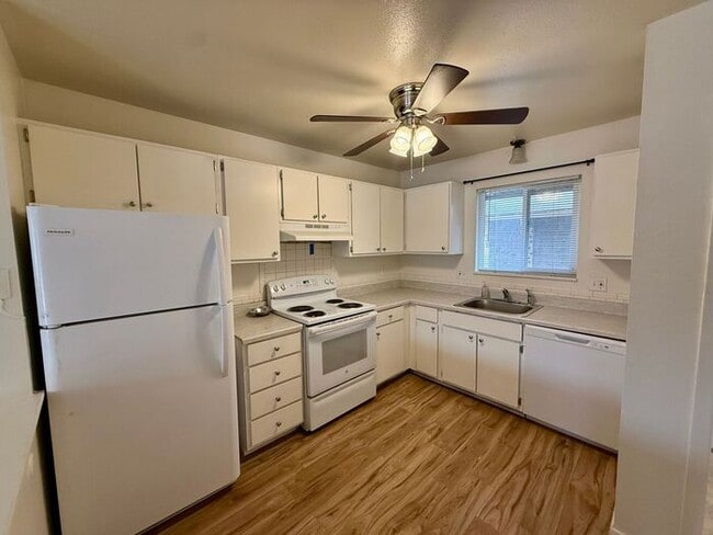 Photo - Beautiful 2 Bedroom Town Home! INCLUDED IN RENT: Water/Sewer/Gas/Trash