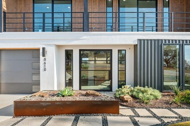 Photo - 8610 Grandview Dr