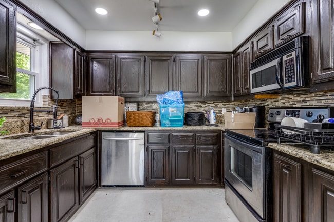 Photo - 105 Douglas Dr