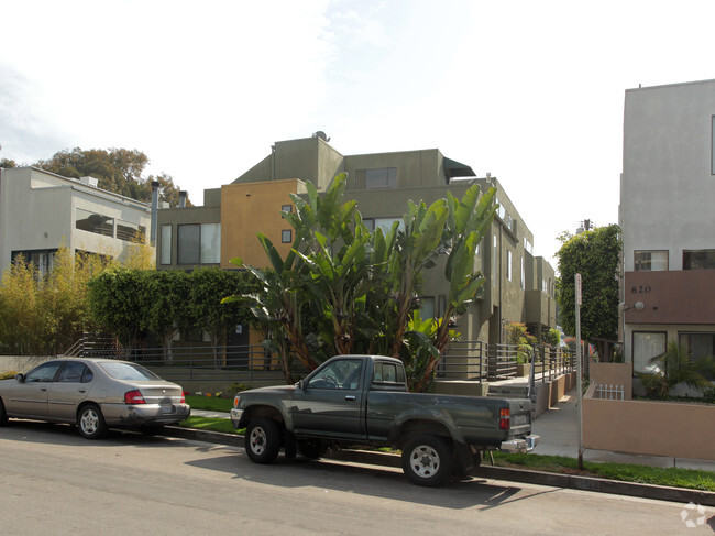 Building Photo - 824 Bay St Rental