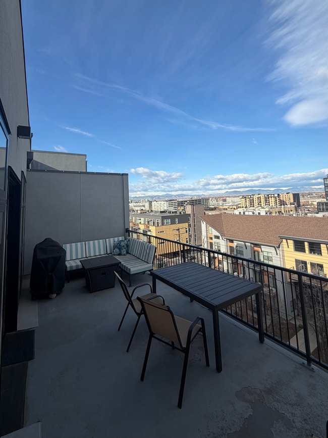 Building Photo - 3198 Blake St