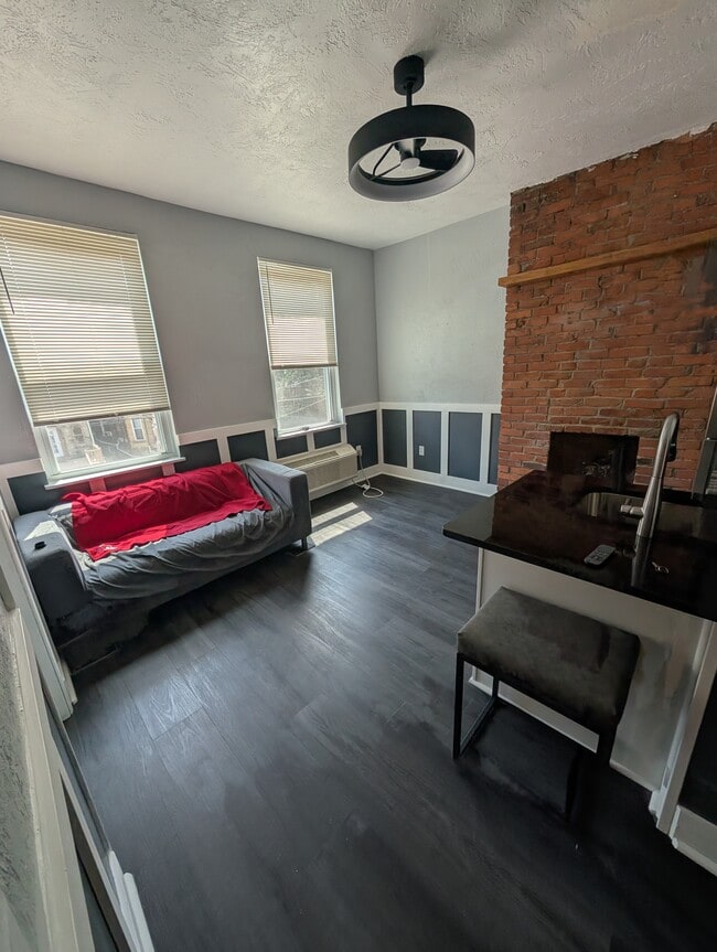 Photo - 5527 Howe St