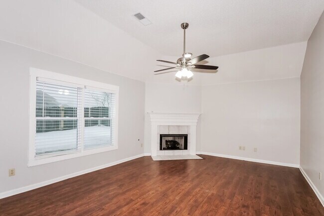 Photo - 1960 Chimneyrock Blvd E