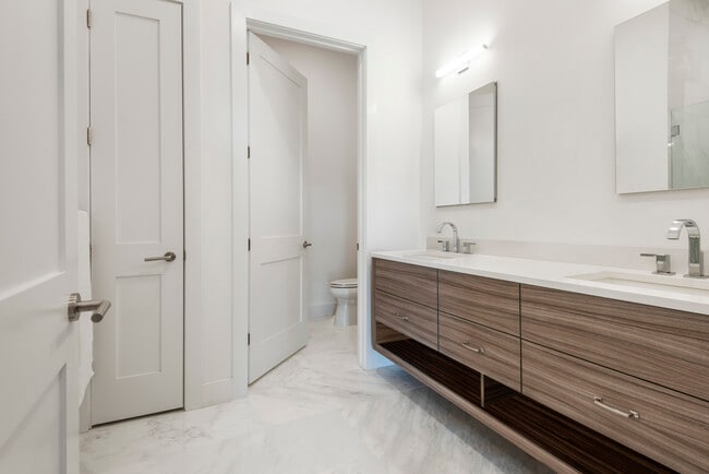 Photo - Colonial Court