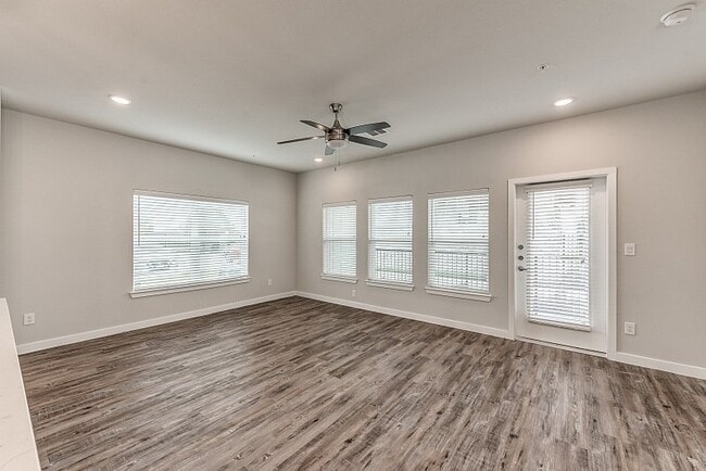 Photo - Limited-Time Offer: 2 Weeks Free on Modern... Unidad EAGW