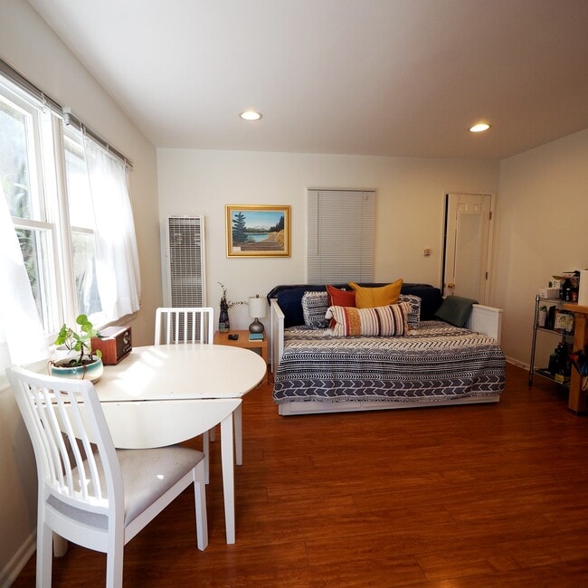 Quaint studio w/beautiful afternoon light - 828 7th St Apartamentos Unidad C