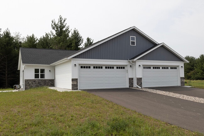 Building Photo - 925 Green Pastures Trl