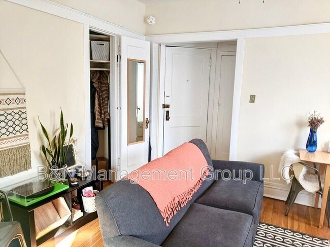 Photo - 1061 W Dakin St Unidad #2