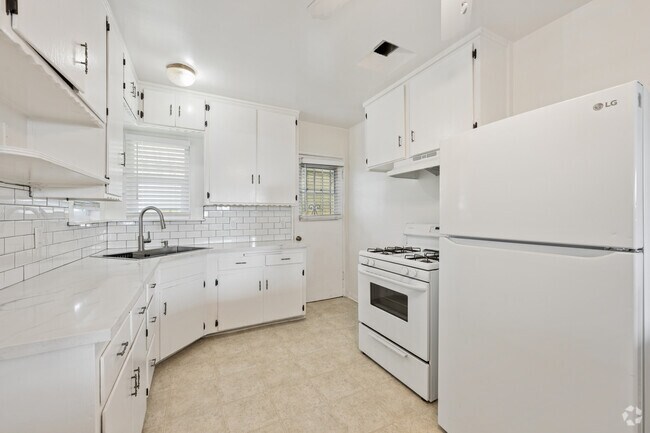 2BR, 1BA - 820SF - Kitchen