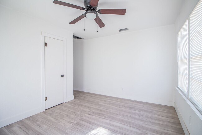 Photo - 302 Avenue U Unit A