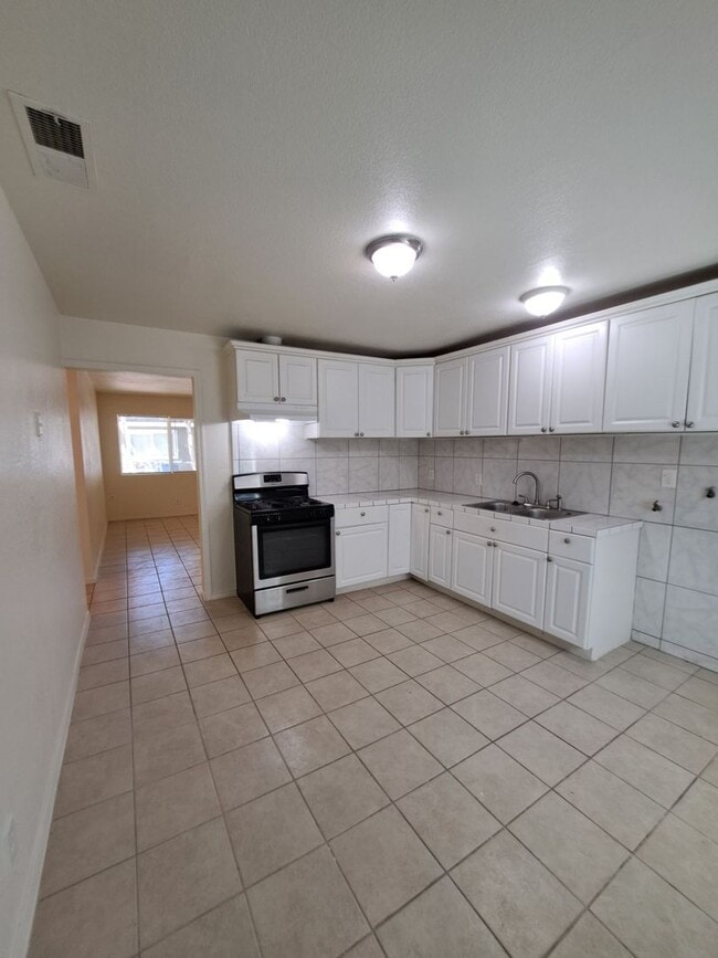 Photo - 2221 S Poppy Ave Unit 101