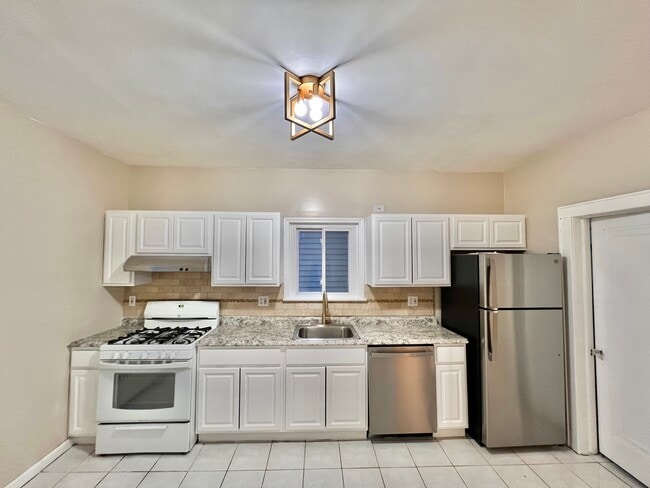 Building Photo - 700 Hudson Ave