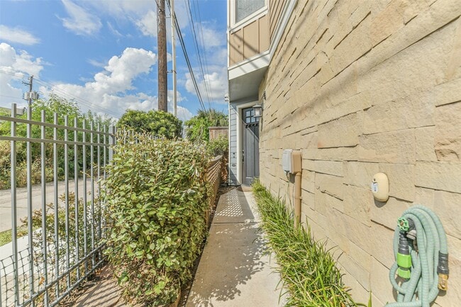 Photo - 737 Dorothy St