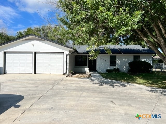 Building Photo - 1302 S Mesquite Ave