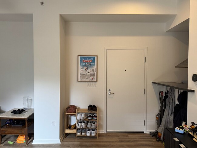 entry - 1211 Light St Unit 213