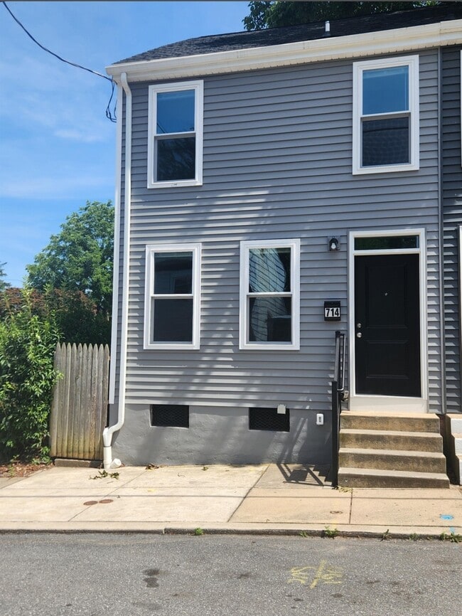 Building Photo - 714 St Joseph St Rental
