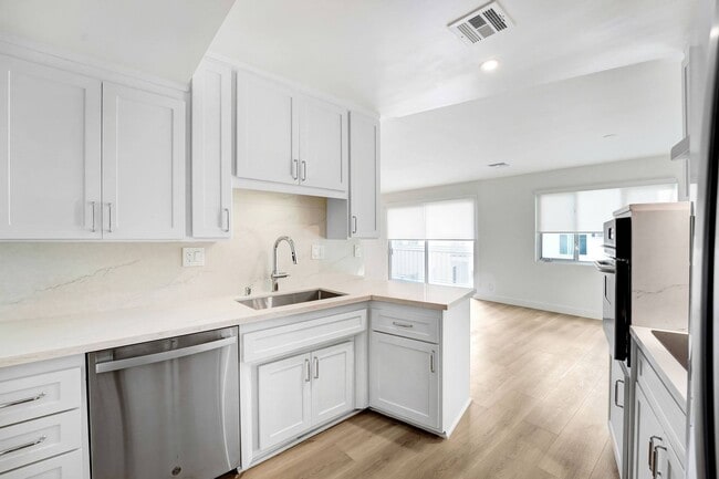 Photo - 8430 De Longpre