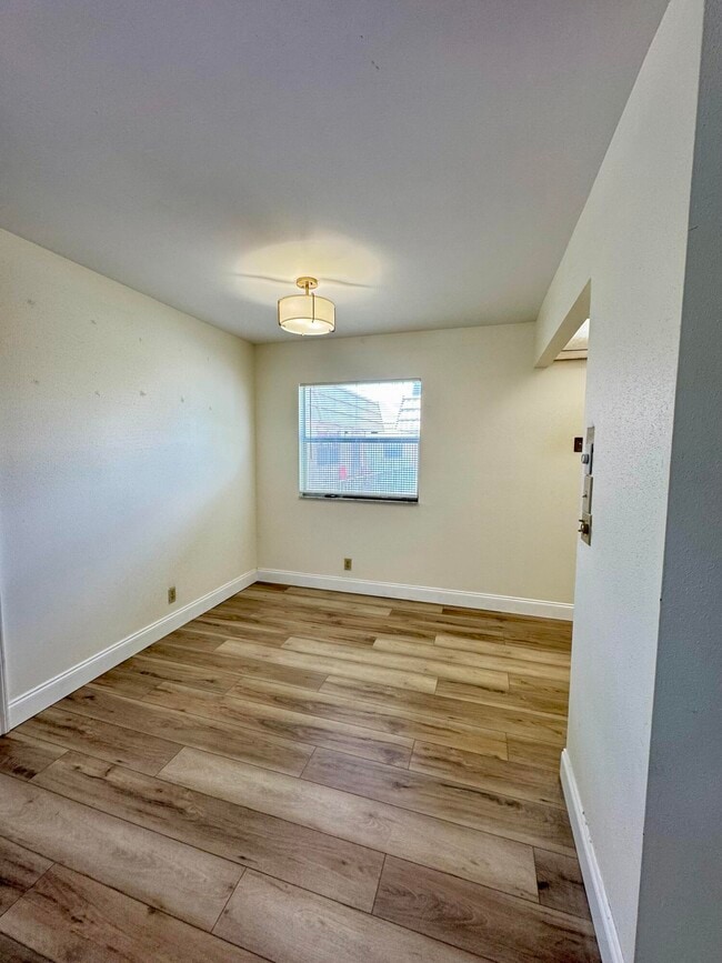 Photo - 460 Saxony Way
