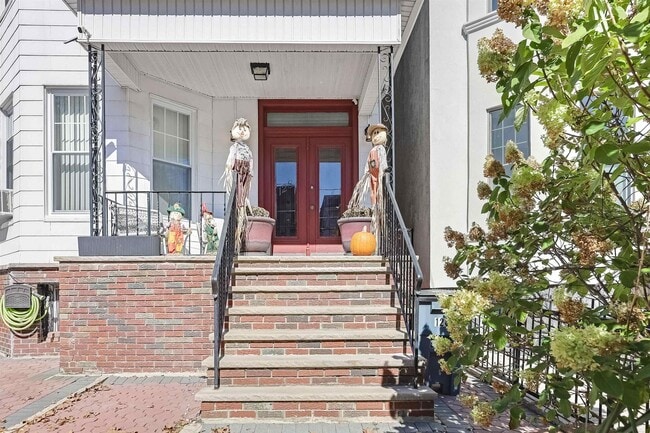Building Photo - 128 Oak St Unit 2