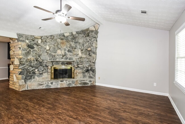 Photo - 897 Raintree Ct SE
